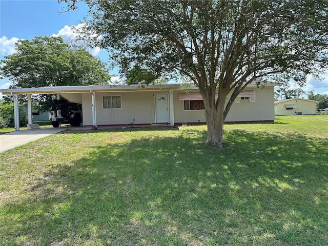 view of front of property featuring a front lawn and a carport