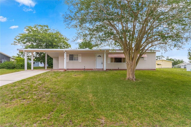 view of front of property featuring a front lawn and a carport