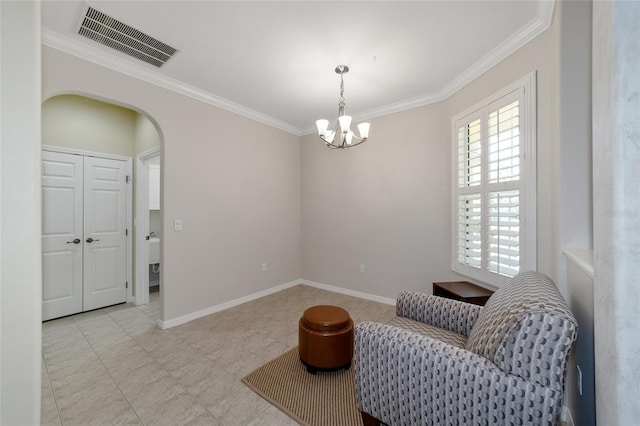 living area with crown molding and a chandelier