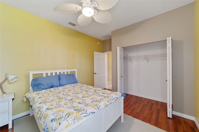 bedroom featuring ceiling fan, dark hardwood / wood-style flooring, and a closet