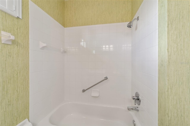 bathroom with tiled shower / bath combo