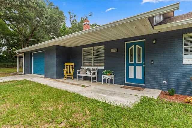 entrance to property featuring a yard