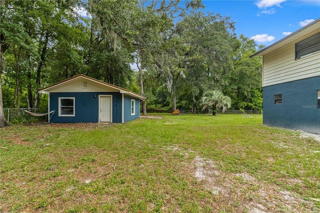 view of yard with an outdoor structure