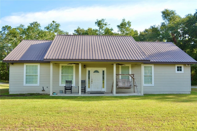 view of front facade featuring ceiling fan, covered porch, and a front lawn