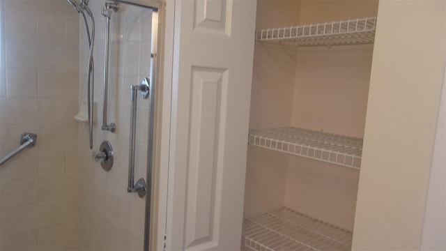 bathroom featuring tiled shower