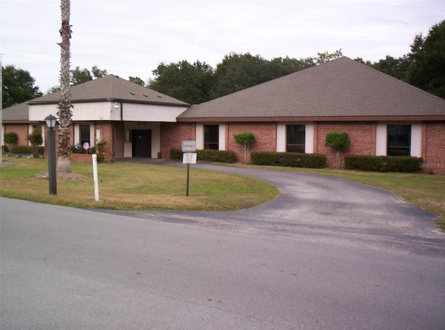 view of front facade with a front lawn