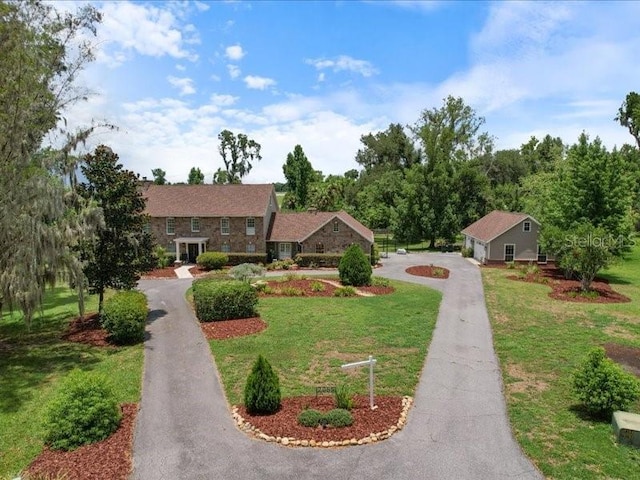 view of front of property featuring a front yard