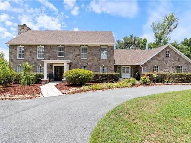 view of front of home featuring a front lawn