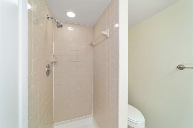 bathroom featuring toilet and tiled shower