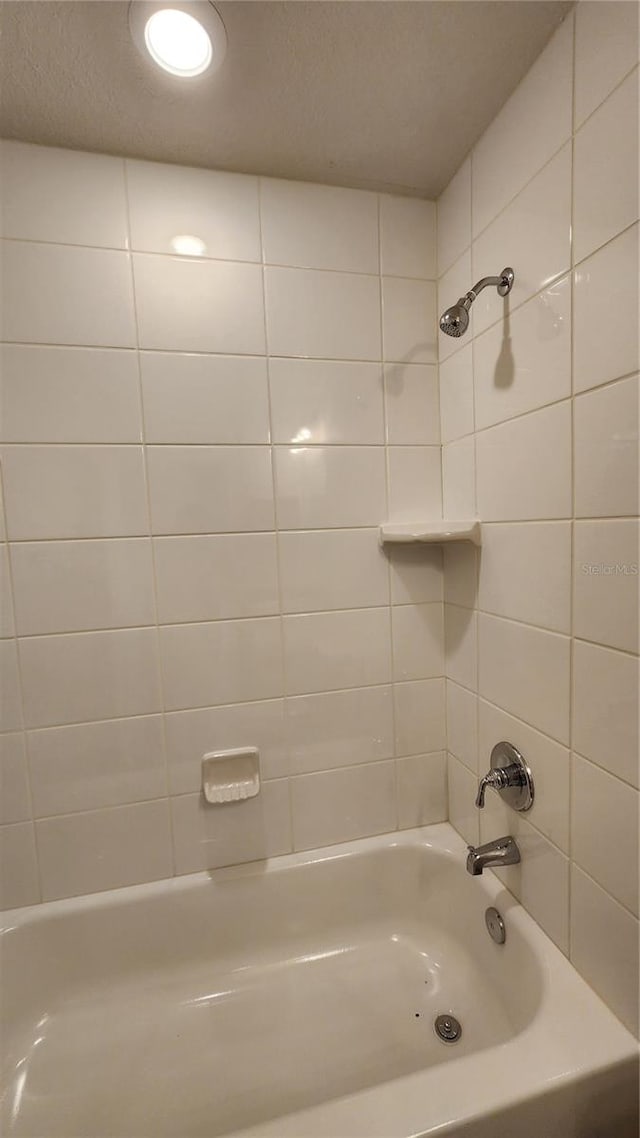 bathroom with tiled shower / bath