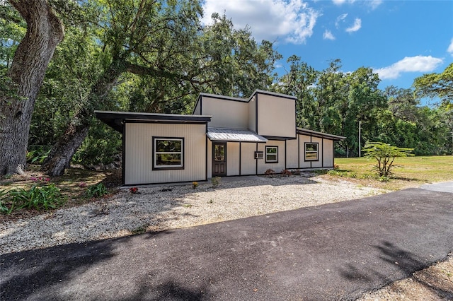 view of front of property featuring a front lawn