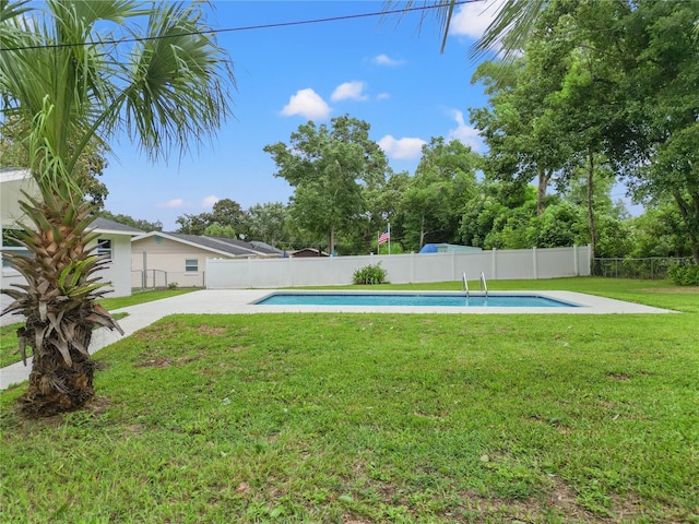 view of yard featuring a fenced in pool