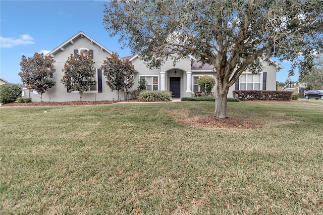 view of front of home featuring a front yard