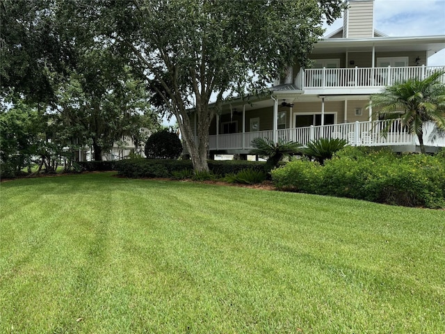 view of yard with ceiling fan