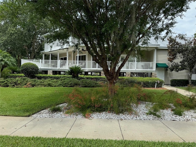 view of front of home featuring a front yard