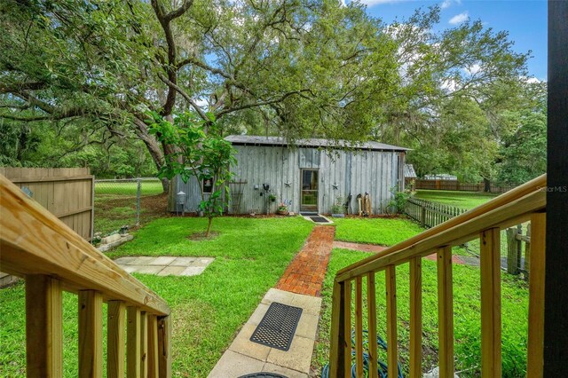 view of yard with an outbuilding