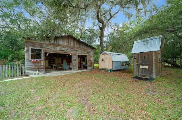 view of yard with a shed