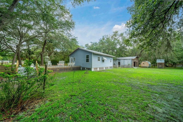 view of yard featuring a storage shed