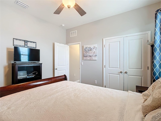 unfurnished bedroom featuring ceiling fan and a closet