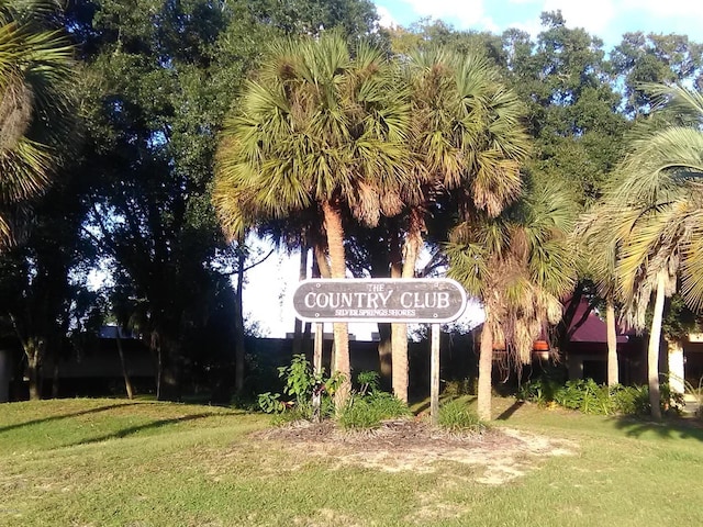 community sign with a yard