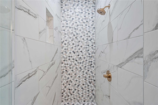 bathroom featuring a tile shower