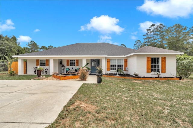 ranch-style home featuring a porch and a front lawn