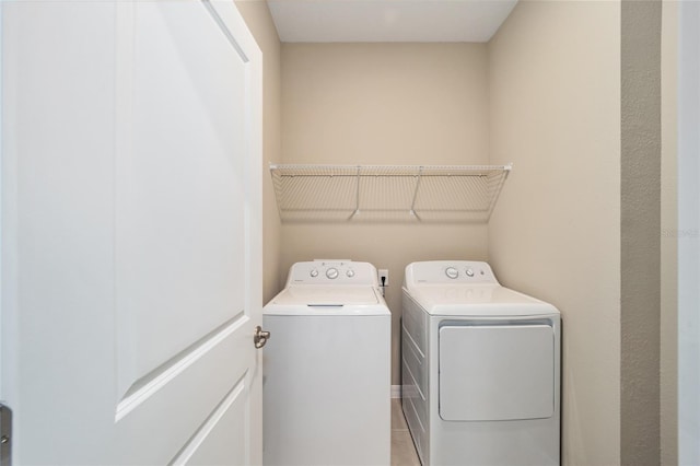 laundry room featuring light tile patterned floors and independent washer and dryer