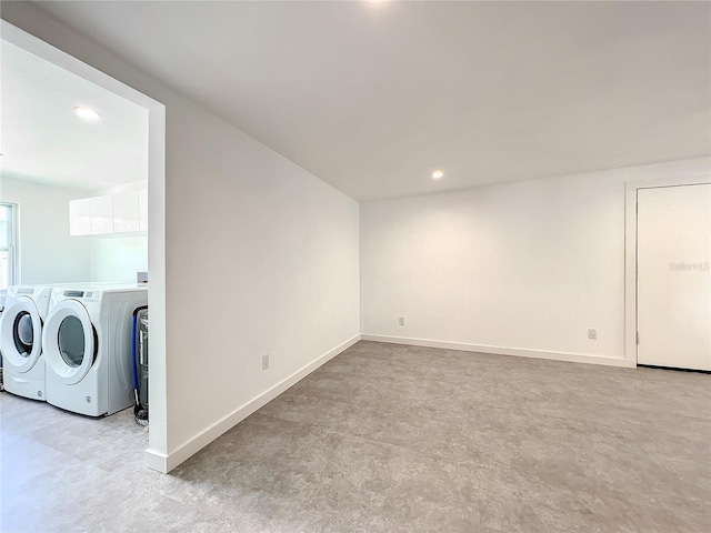 empty room featuring recessed lighting, baseboards, and independent washer and dryer