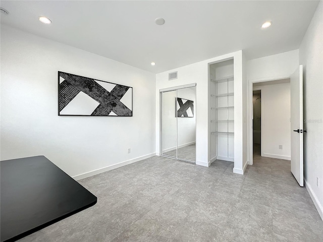 unfurnished bedroom featuring baseboards, visible vents, a closet, and recessed lighting