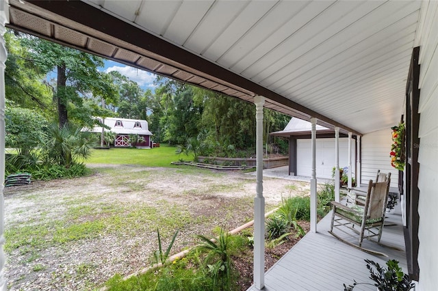 view of yard featuring a garage and an outdoor structure