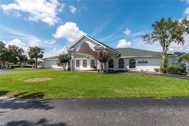 single story home with a front lawn