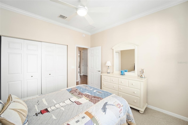 bedroom with ceiling fan, crown molding, light carpet, and a closet