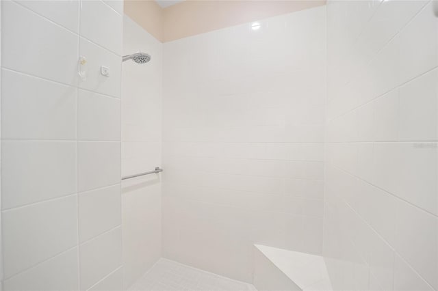 bathroom featuring a tile shower