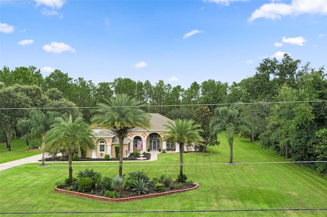 view of front of home featuring a front yard