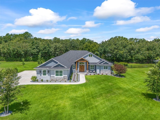 craftsman inspired home featuring a front lawn