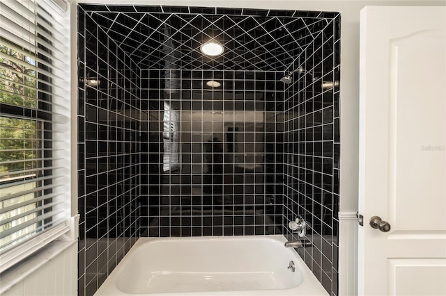 bathroom with tiled shower / bath combo