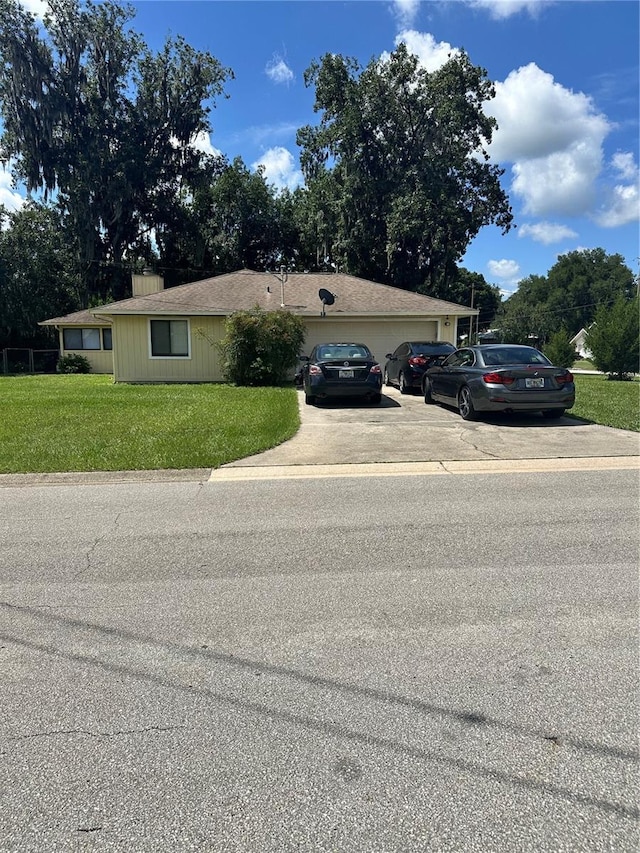 view of front facade with a front yard