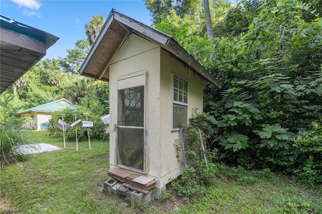 view of outdoor structure with a yard