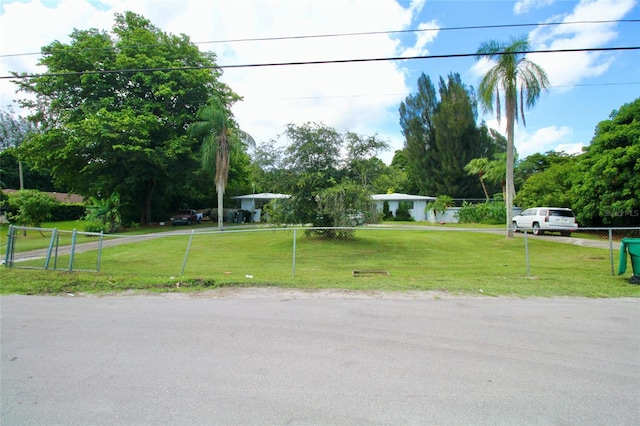 view of front of house featuring a front lawn