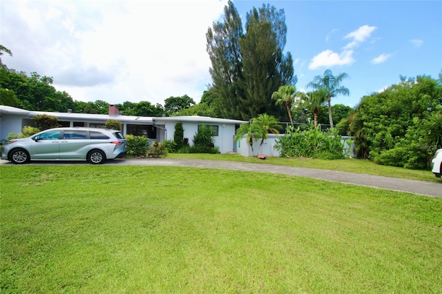 view of front of property featuring a front yard