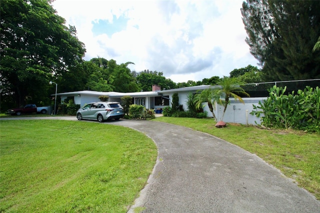 ranch-style house featuring a front yard