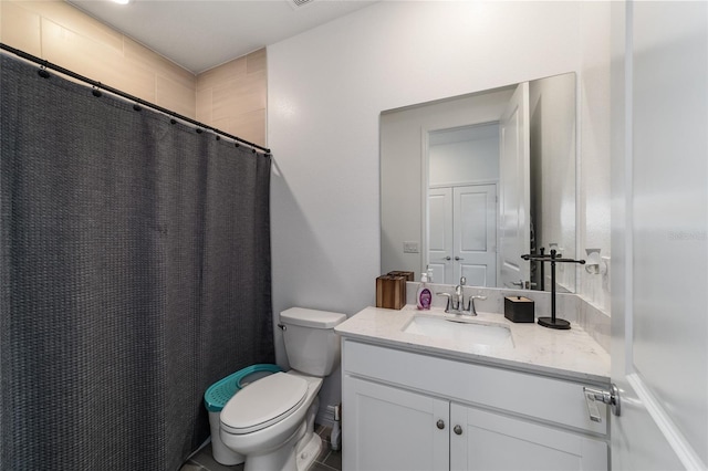 bathroom with toilet, a shower with curtain, and vanity