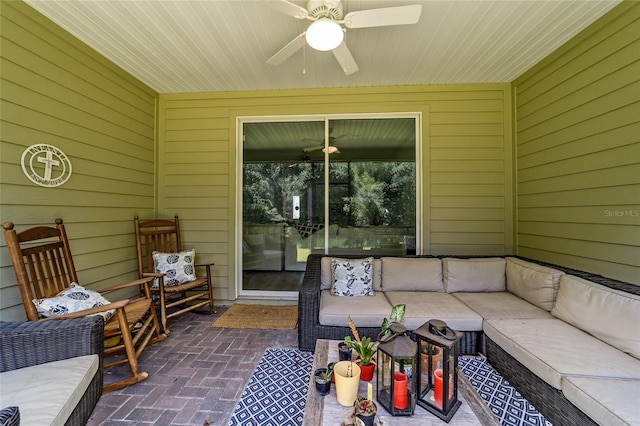 sunroom with ceiling fan