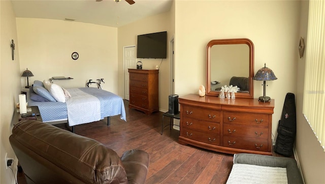 bedroom featuring ceiling fan, dark hardwood / wood-style floors, and a closet