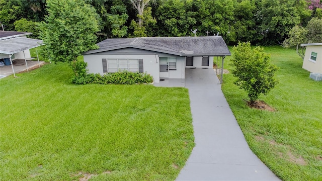 view of front of house featuring a carport and a front yard