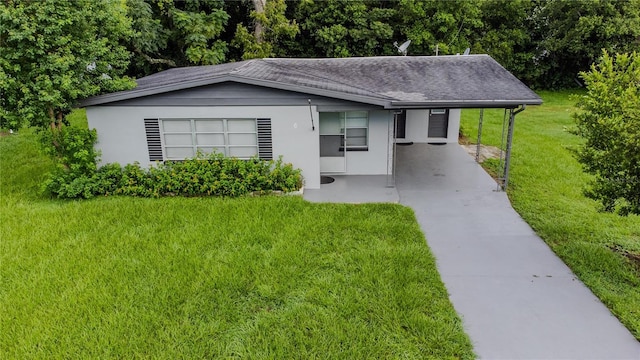 view of front of home featuring a front lawn and a carport