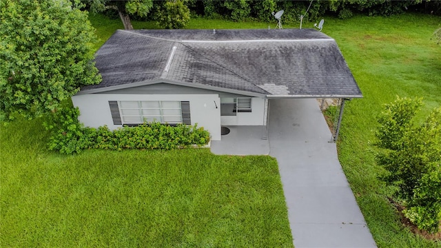 view of front of property featuring a front lawn