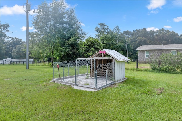 view of yard with an outdoor structure