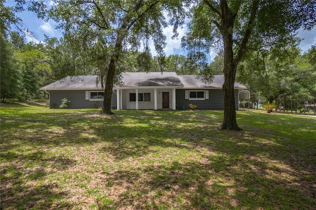 view of front facade featuring a front yard