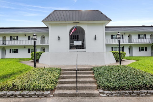 view of front of home with a front lawn